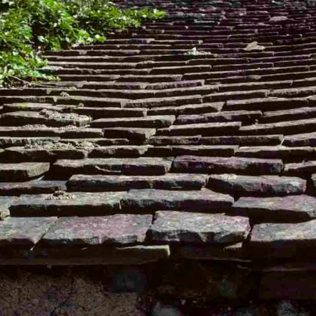 Laves de grès roofing & tile repairs in an authentic sandstone condition