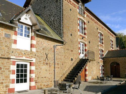 Désertines Mayenne property with holiday home picture 5436557