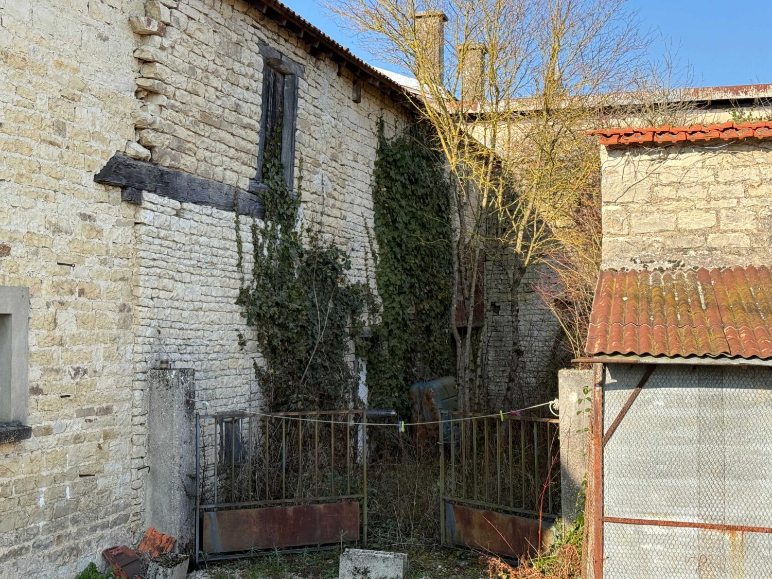  for sale village farm Châteauvillain Haute-Marne 32